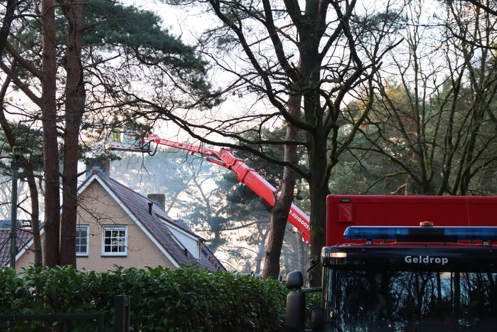 Brandweer blust uitslaande brand in vrijstaande woning