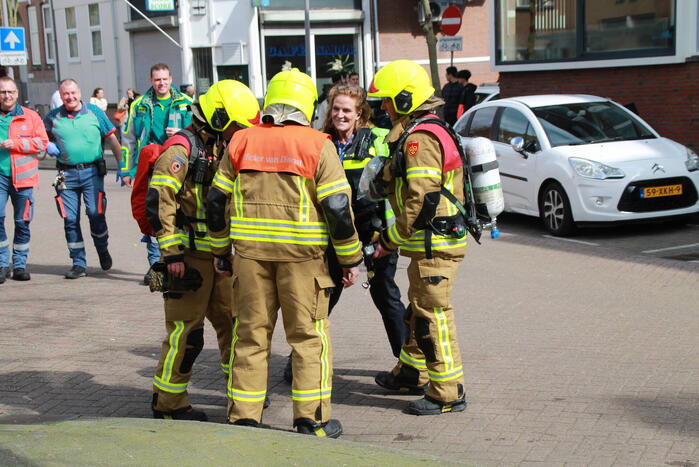 Brandweer groots ingezet voor brand op dak van appartementencomplex