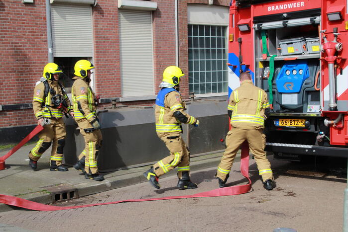 Brandweer groots ingezet voor brand op dak van appartementencomplex