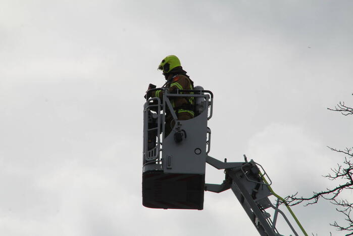 Brandweer groots ingezet voor brand op dak van appartementencomplex