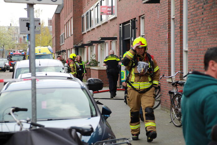 Brandweer groots ingezet voor brand op dak van appartementencomplex