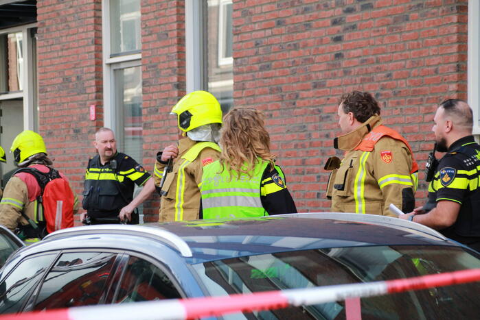 Brandweer groots ingezet voor brand op dak van appartementencomplex