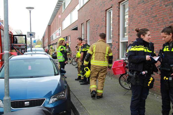 Brandweer groots ingezet voor brand op dak van appartementencomplex