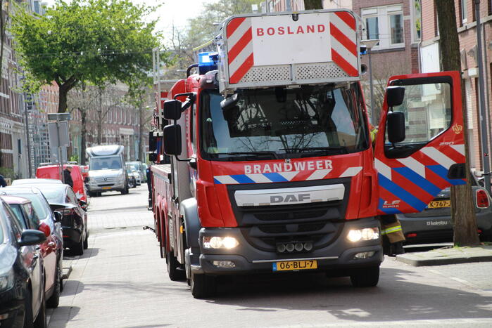 Brandweer groots ingezet voor brand op dak van appartementencomplex