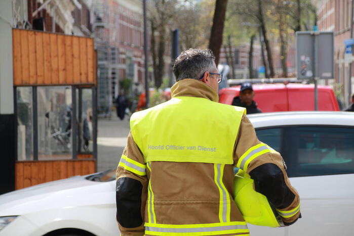 Brandweer groots ingezet voor brand op dak van appartementencomplex