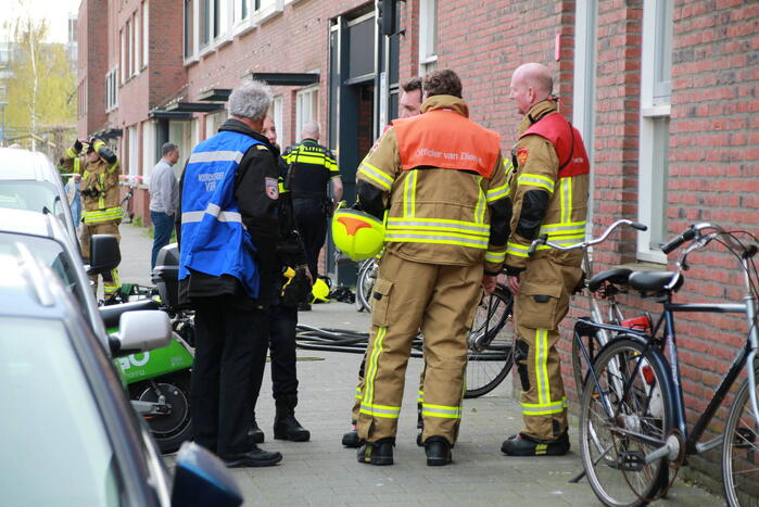 Brandweer groots ingezet voor brand op dak van appartementencomplex