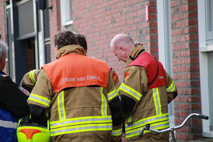 Brandweer groots ingezet voor brand op dak van appartementencomplex