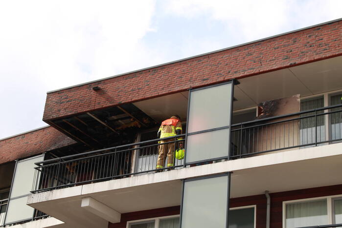 Brandweer groots ingezet voor brand op dak van appartementencomplex
