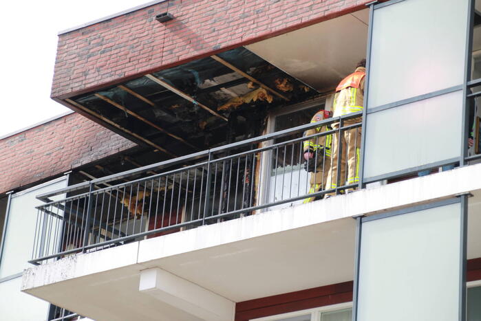 Brandweer groots ingezet voor brand op dak van appartementencomplex