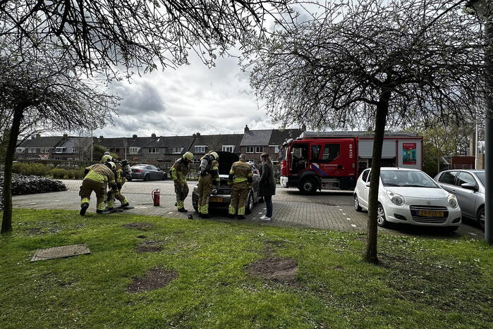Brandweer ingezet voor smeulend isolatie materiaal onder motorkap