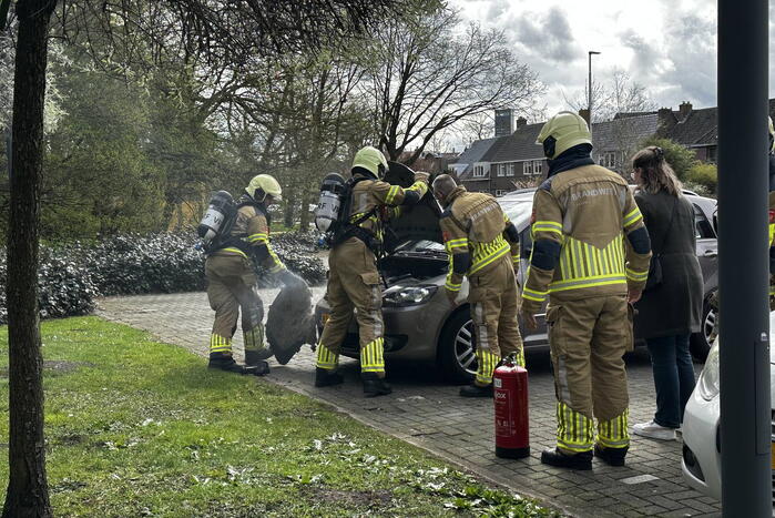 Brandweer ingezet voor smeulend isolatie materiaal onder motorkap