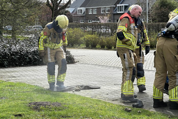 Brandweer ingezet voor smeulend isolatie materiaal onder motorkap