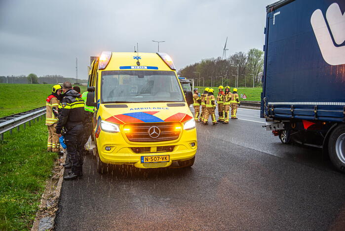 Automobilist overleden na botsing met vrachtwagen