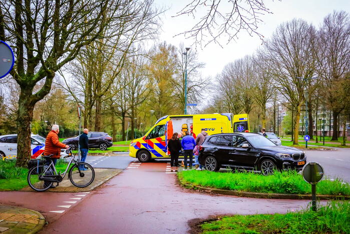 Fietser en automobilist botsen met elkaar