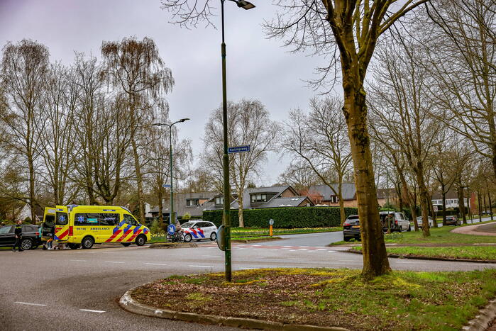 Fietser en automobilist botsen met elkaar