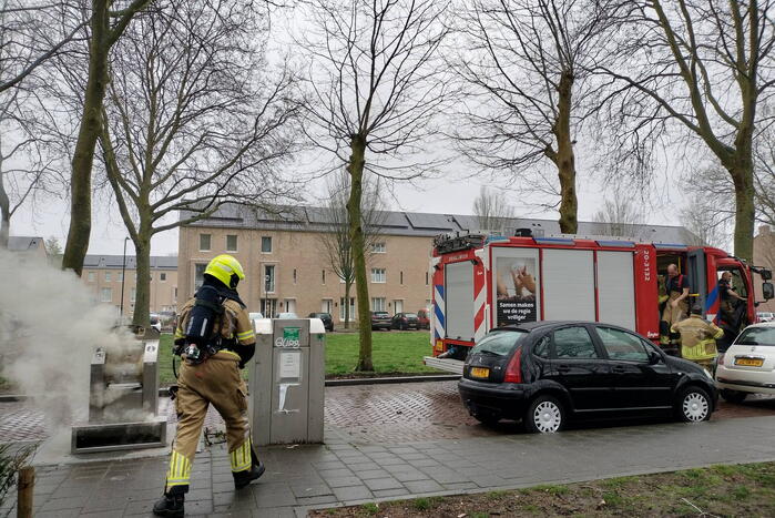 Flinke rookontwikkeling door brand in ondergrondse container