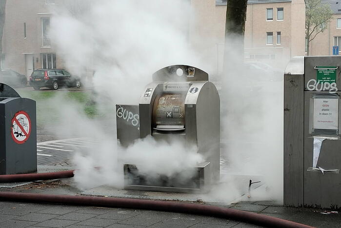Flinke rookontwikkeling door brand in ondergrondse container