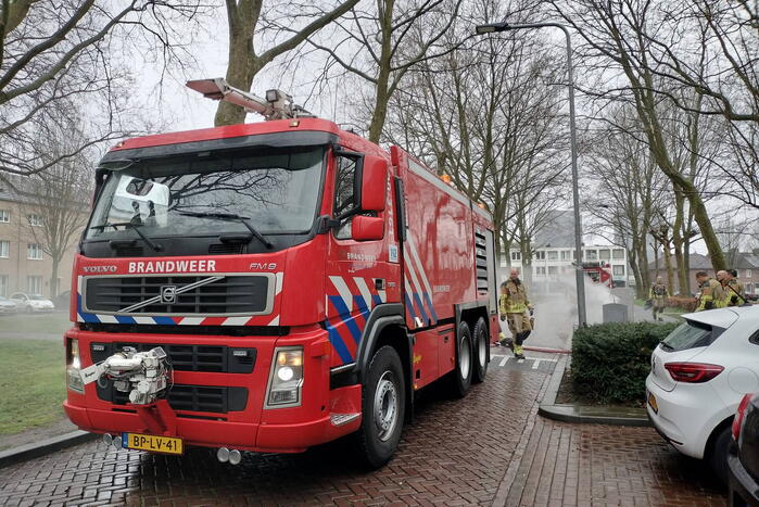 Flinke rookontwikkeling door brand in ondergrondse container