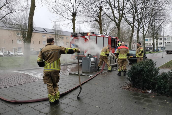 Flinke rookontwikkeling door brand in ondergrondse container