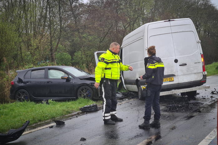 Veel schade bij botsing tussen bestelbus en personenwagen
