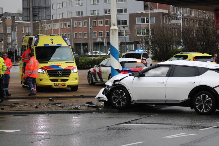 Gewonden en veel schade na botsing op kruising