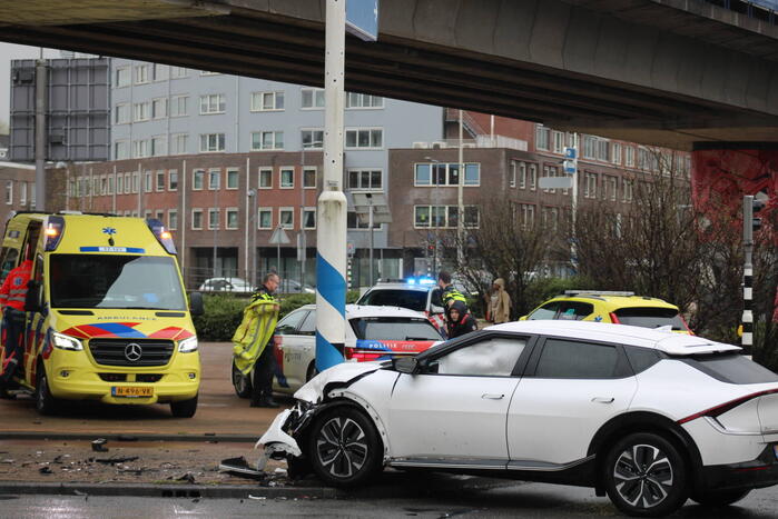 Gewonden en veel schade na botsing op kruising