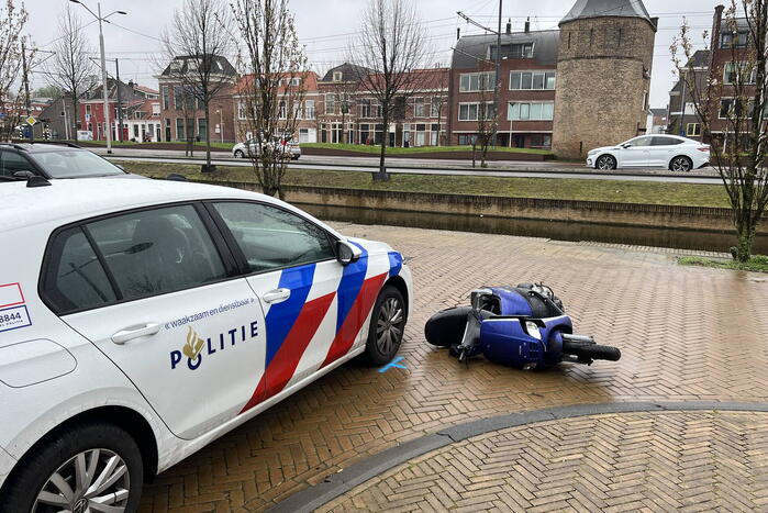 Vluchtende scooterrijder gewond bij aanrijding