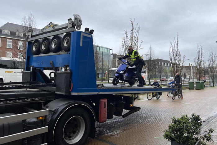 Vluchtende scooterrijder gewond bij aanrijding