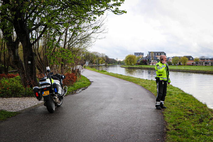 Bestelbus verdwijnt volledig onder water