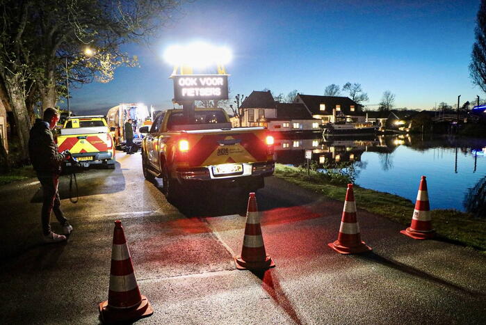 Bestelbus verdwijnt volledig onder water