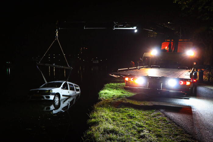 Bestelbus verdwijnt volledig onder water