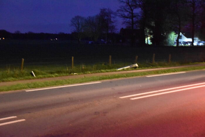 Bestelbus fors beschadigd na botsing tegen lantaarnpaal