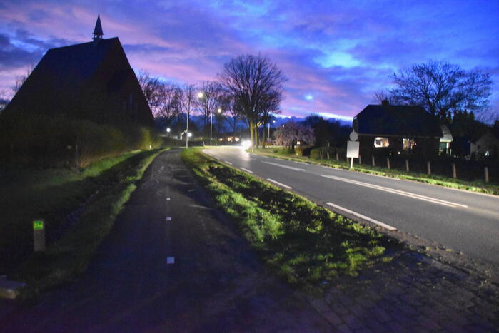 Bestelbus fors beschadigd na botsing tegen lantaarnpaal