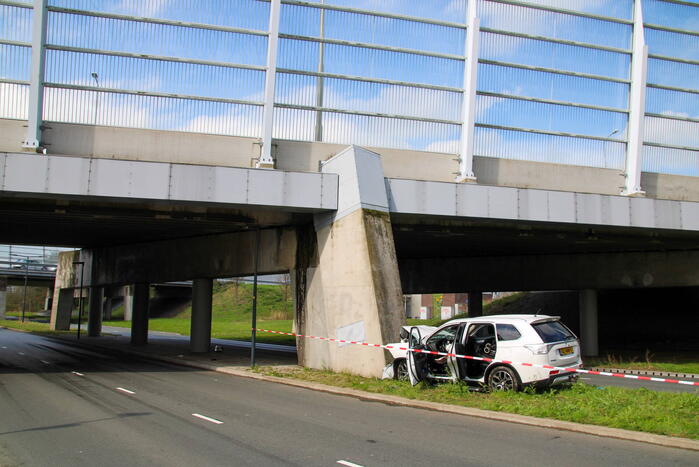 Drie gewonden na frontale botsing tegen pijler van viaduct