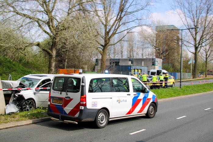 Drie gewonden na frontale botsing tegen pijler van viaduct