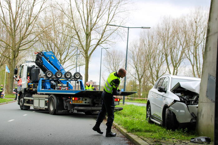 Drie gewonden na frontale botsing tegen pijler van viaduct