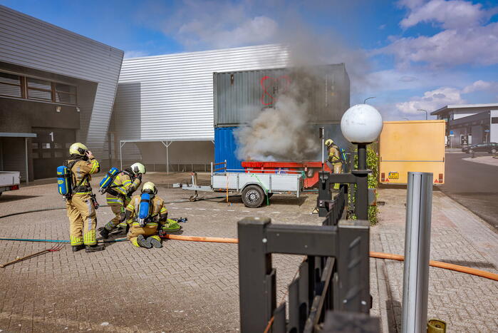 Brand in bouwafval container