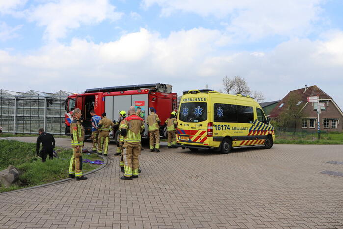 Persoon belandt met scootmobiel in sloot