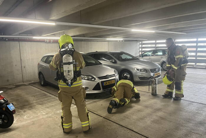 Brandweer ingezet voor lekkende auto in parkeergarage