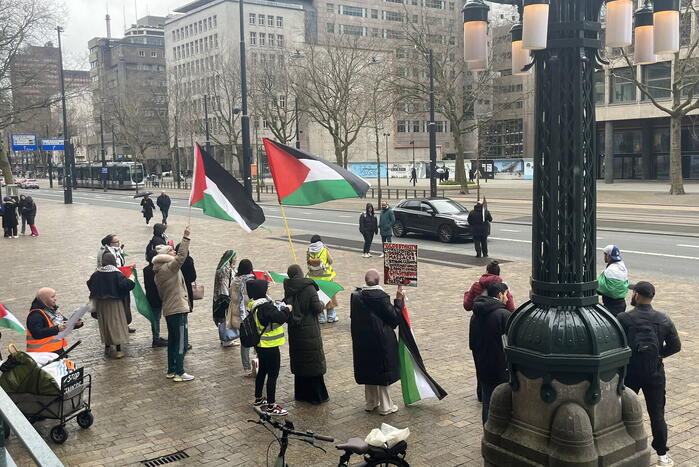 Kleine pro Palestina demonstratie voor stadhuis