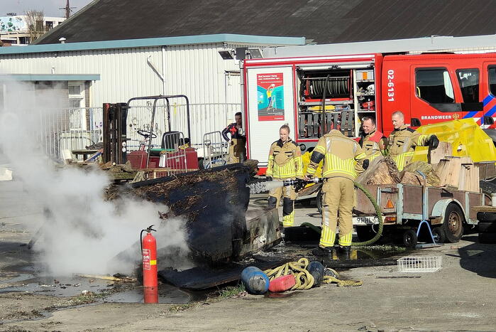Brandweer ingezet voor brandende stapel hout