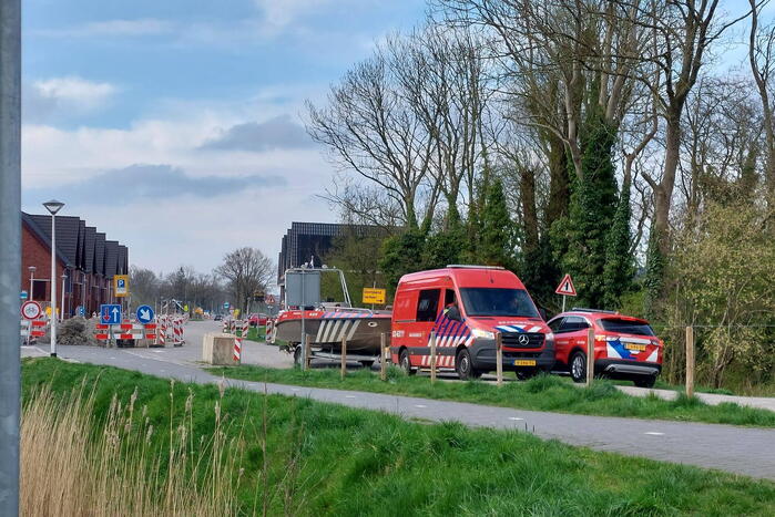 Brandweer schiet vastgelopen plezierboot te hulp