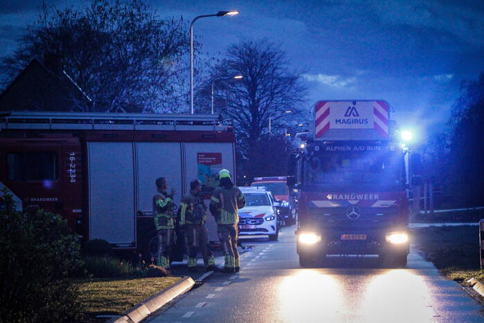 Brandweer veegt schoorsteen na brand