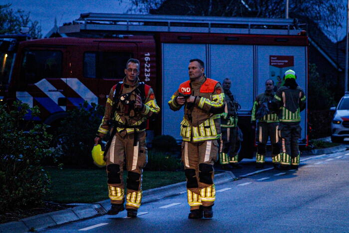 Brandweer veegt schoorsteen na brand