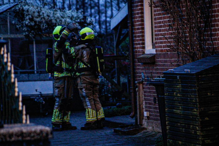 Brandweer veegt schoorsteen na brand