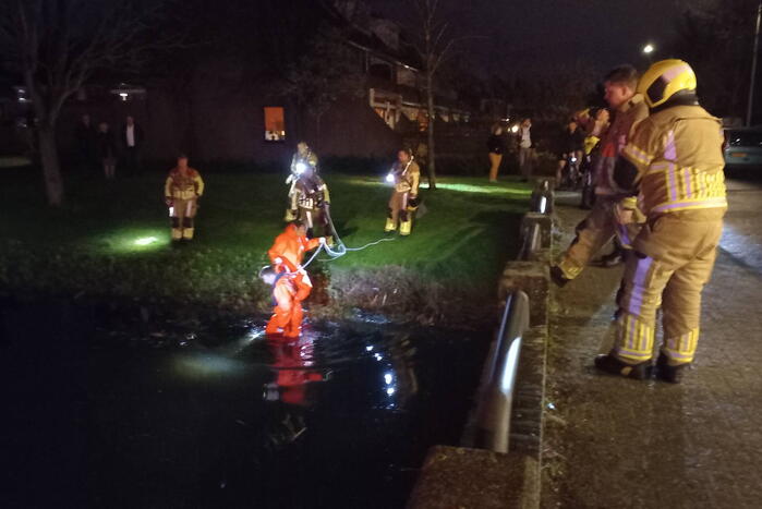 Brandweer zoekt in water naar mogelijk te water geraakt persoon