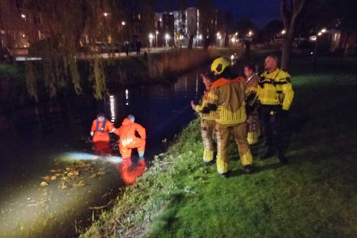 Brandweer zoekt in water naar mogelijk te water geraakt persoon