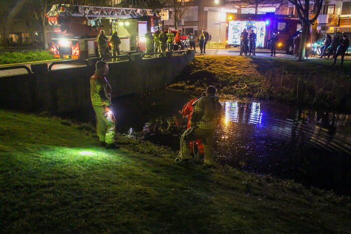 Brandweer zoekt in water naar mogelijk te water geraakt persoon
