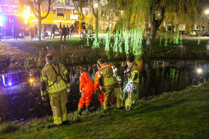 Brandweer zoekt in water naar mogelijk te water geraakt persoon