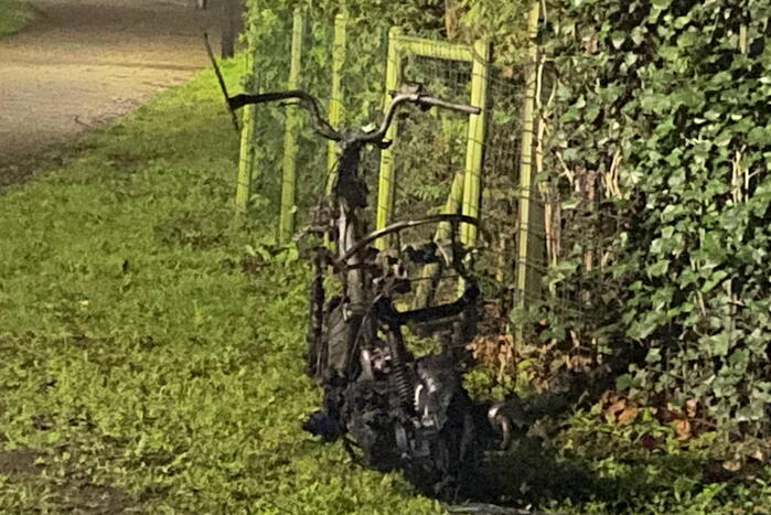 Scooter brandt volledig uit in woonwijk